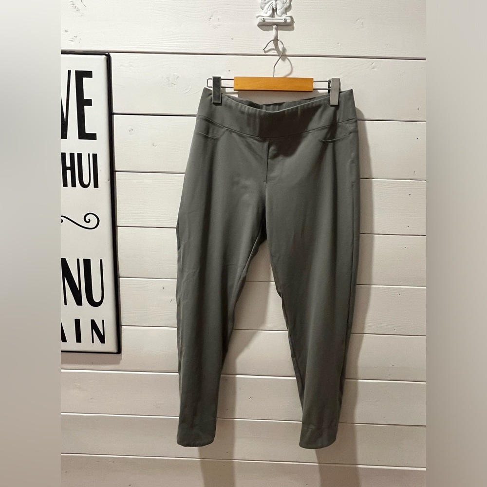 FIG Women's Green Ankle Length Pants